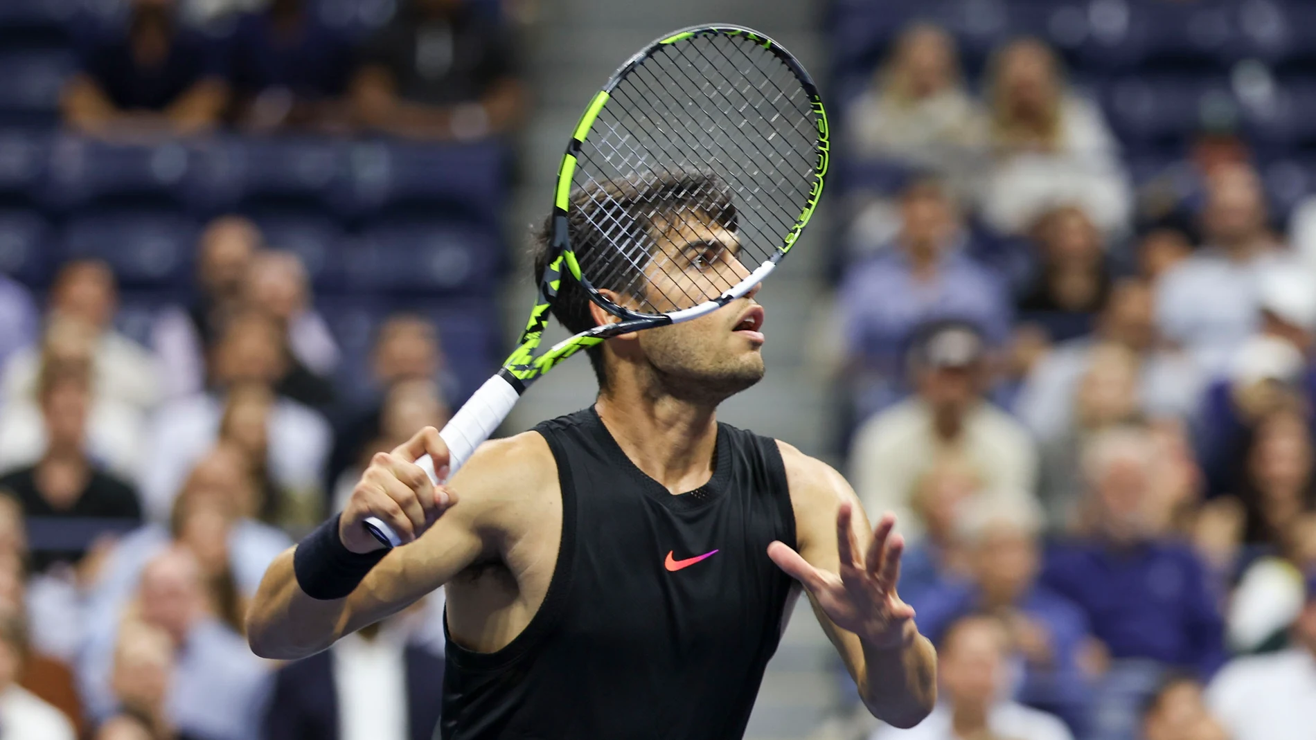 Flushing Meadows (United States), 30/08/2024.- Carlos Alcaraz of Spain in action during a second round match of the US Open Tennis Championships against Botic van De Zandschulp of the Netherlands, at the USTA Billie Jean King National Tennis Center in Flushing Meadows, New York, USA, 29 August 2024. The US Open tournament runs from 26 August through 08 September. (Tenis, Países Bajos; Holanda, España, Nueva York) EFE/EPA/SARAH YENESEL