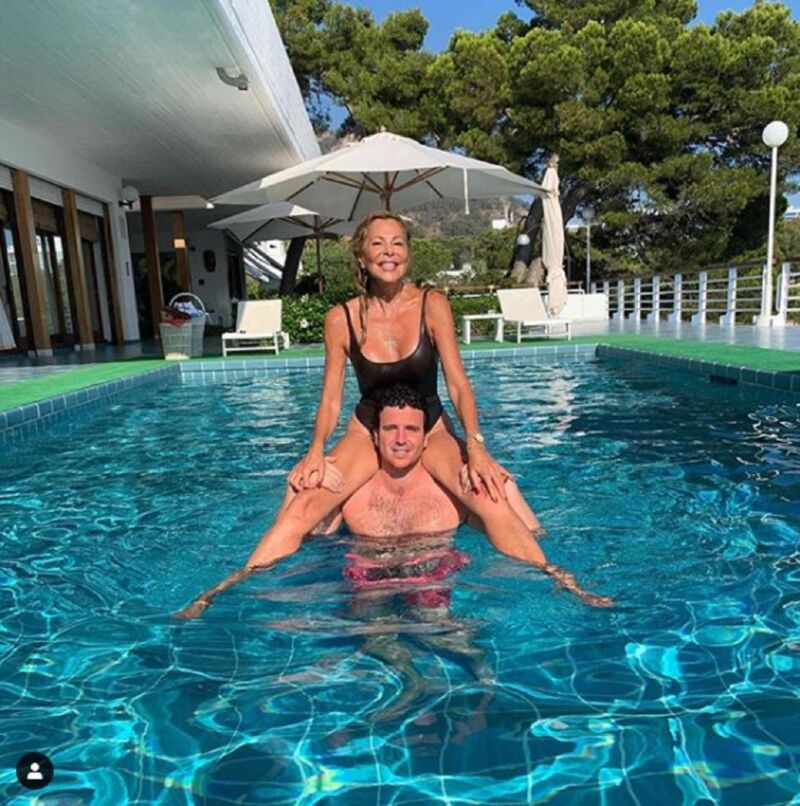 Ana Obregón y su hijo en la piscina de su mansión de Mallorca