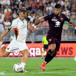 Jay Idzes, jugador del Venezia, intenta disparar