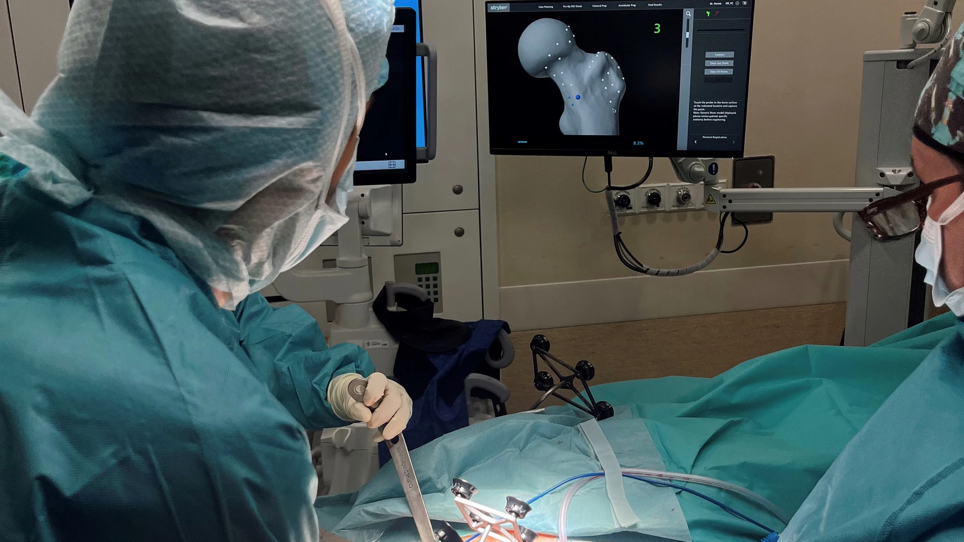 El Dr. Luis Novoa implantado la primera prótesis de cadera por vía anterior con asistencia robótica de España