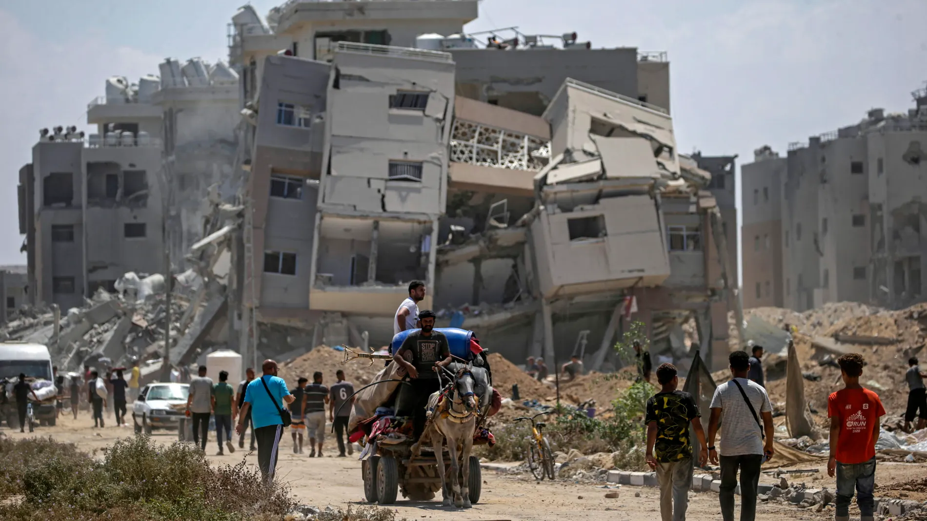 Deir Al Balah Town (---), 29/08/2024.- Internally displaced Palestinians walk past their destroyed houses as they return to Deir Al Balah town after the Israeli military pulled out troops from the east central Gaza Strip, 29 August 2024.More than 40,000 Palestinians and over 1,400 Israelis have been killed, according to the Palestinian Health Ministry and the Israel Defense Forces (IDF), since Hamas militants launched an attack against Israel from the Gaza Strip on 07 October 2023, and the Is...