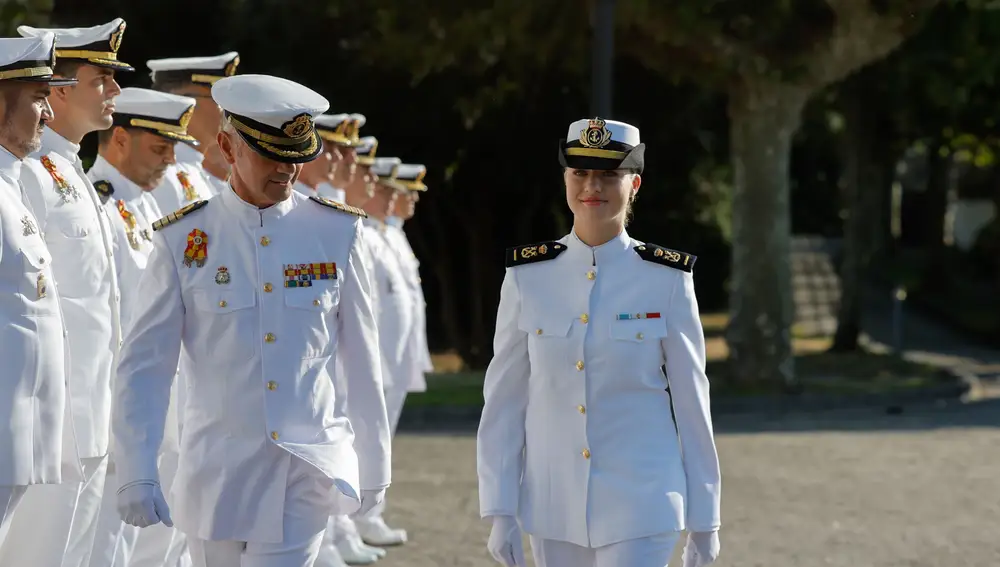 La princesa Leonor (d) junto al director de la escuela, Pedro Cardona, durante una ceremonia este jueves en la Escuela Naval Militar de Marín, a la que ingresa hoy y en la que recibió formación castrense su padre, donde firmará en el libro de honor, para incorporarse al curso 2024-2025. Leonor de Borbón Ortiz, que cumplirá 19 años el próximo 31 de octubre, completó el pasado mes de julio su primer año de formación militar en la Academia de Zaragoza.