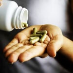 Una mano sostiene unas pastillas 