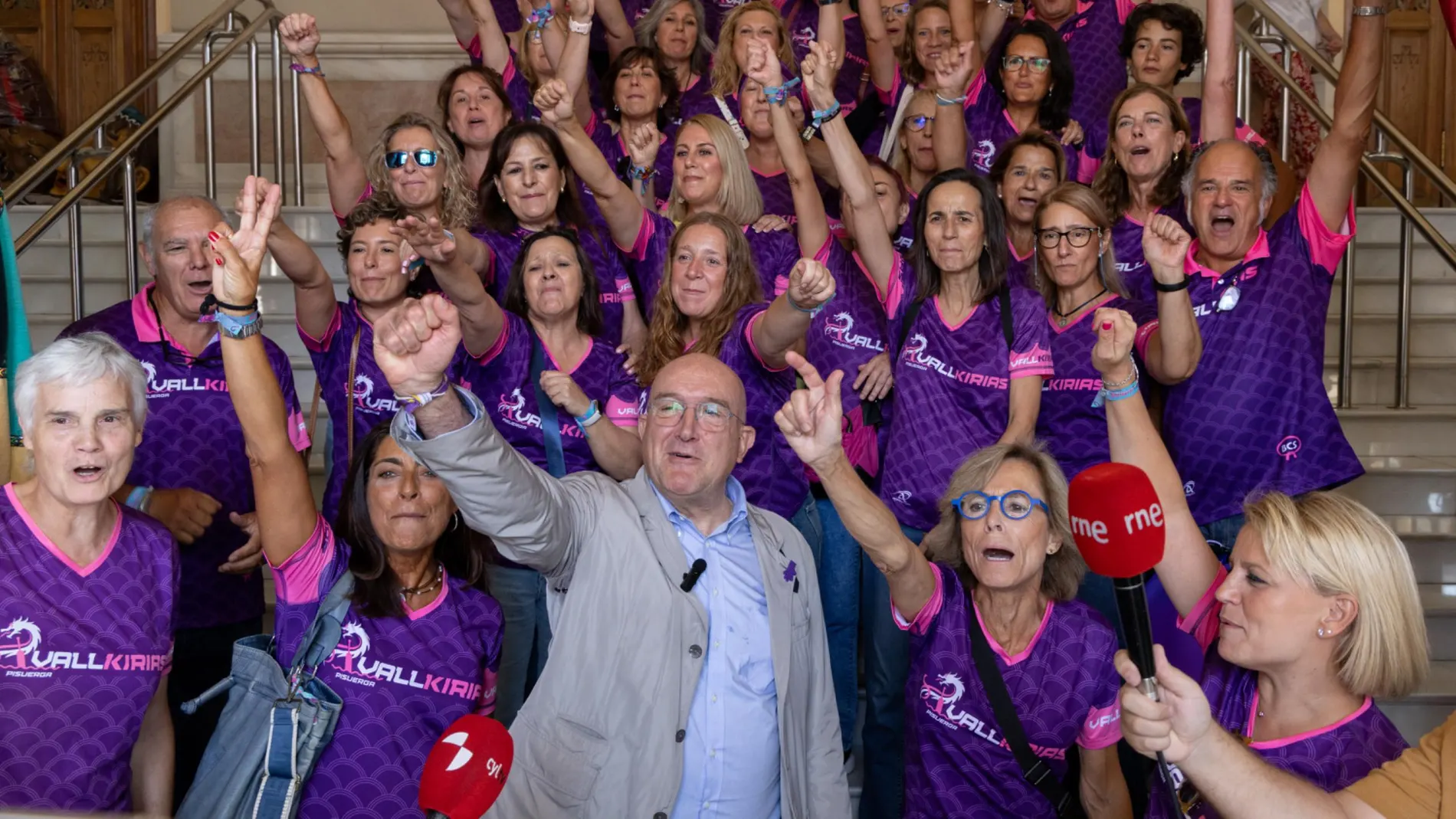 El alcalde de Valladolid, Jesús Julio Carnero, recibe a las "Vallkirias Pisuerga"