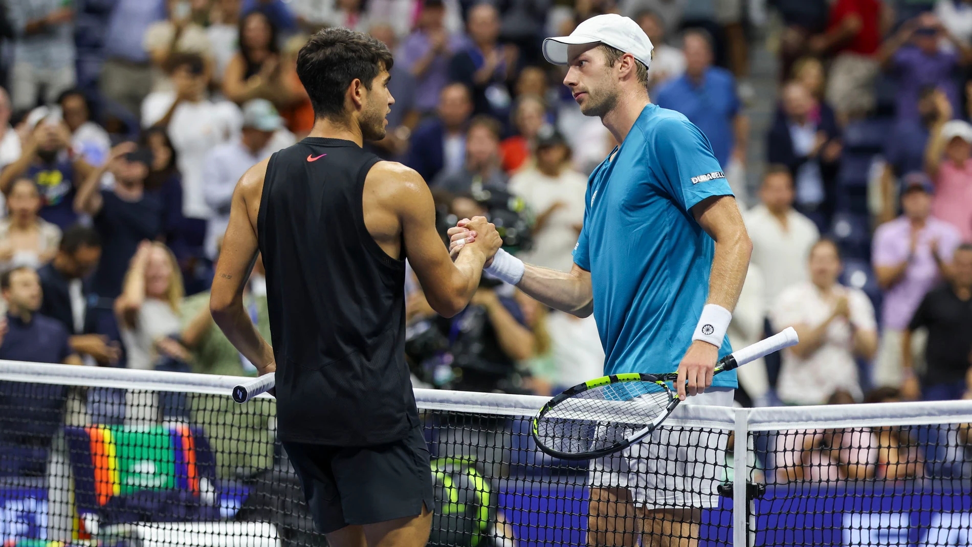 Flushing Meadows (United States), 30/08/2024.- Winner Botic van De Zandschulp of the Netherlands greets Carlos Alcaraz of Spain at the end of a second round match of the US Open Tennis Championships, at the USTA Billie Jean King National Tennis Center in Flushing Meadows, New York, USA, 29 August 2024. The US Open tournament runs from 26 August through 08 September. (Tenis, Países Bajos; Holanda, España, Nueva York) EFE/EPA/SARAH YENESEL