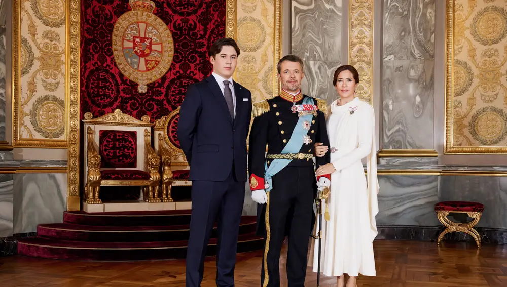 Los Reyes de Dinamarca junto a su hijo, el príncipe Christian