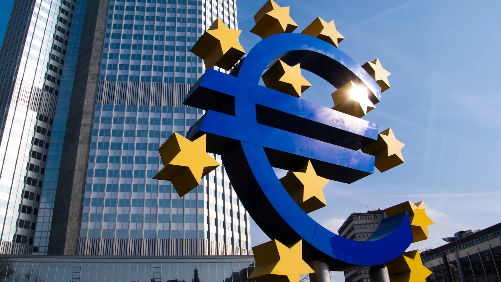 El logotipo del euro en el edificio principal del Banco Central Europeo, ubicado en Frankfurt.