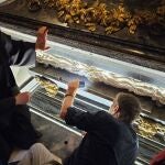 Se reabre el sepulcro en el que reposan los restos de santa Teresa de Jesús.