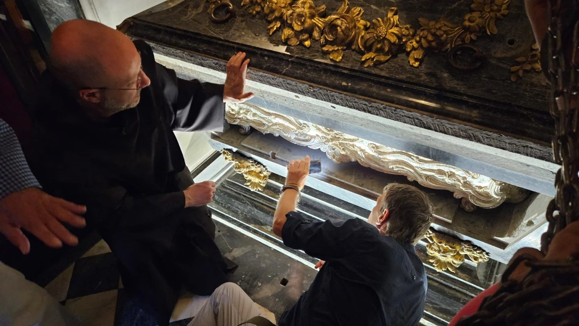 Se reabre el sepulcro en el que reposan los restos de santa Teresa de Jesús.