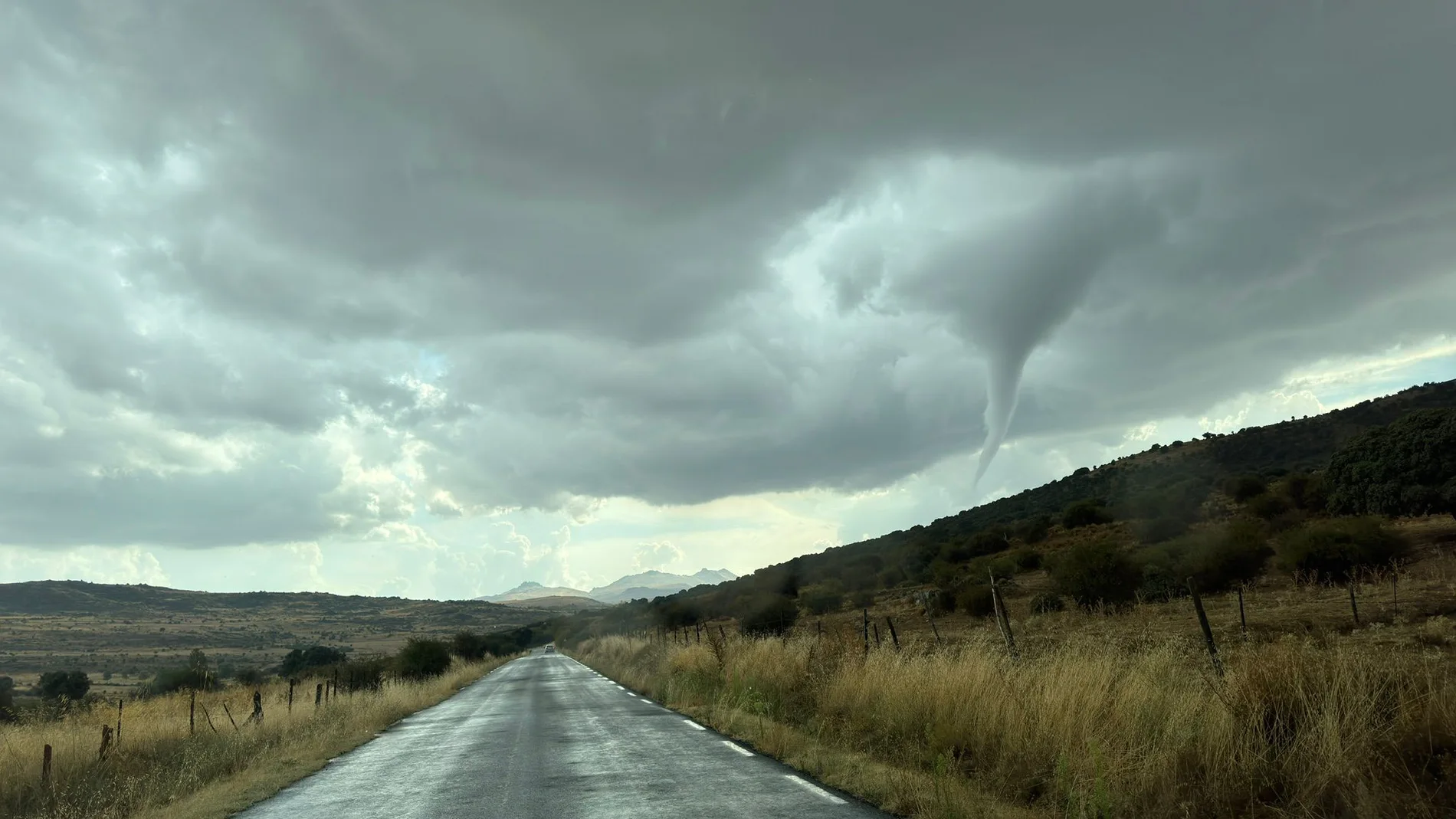 Un tornado a su paso por la localidad abulense de Riofrío