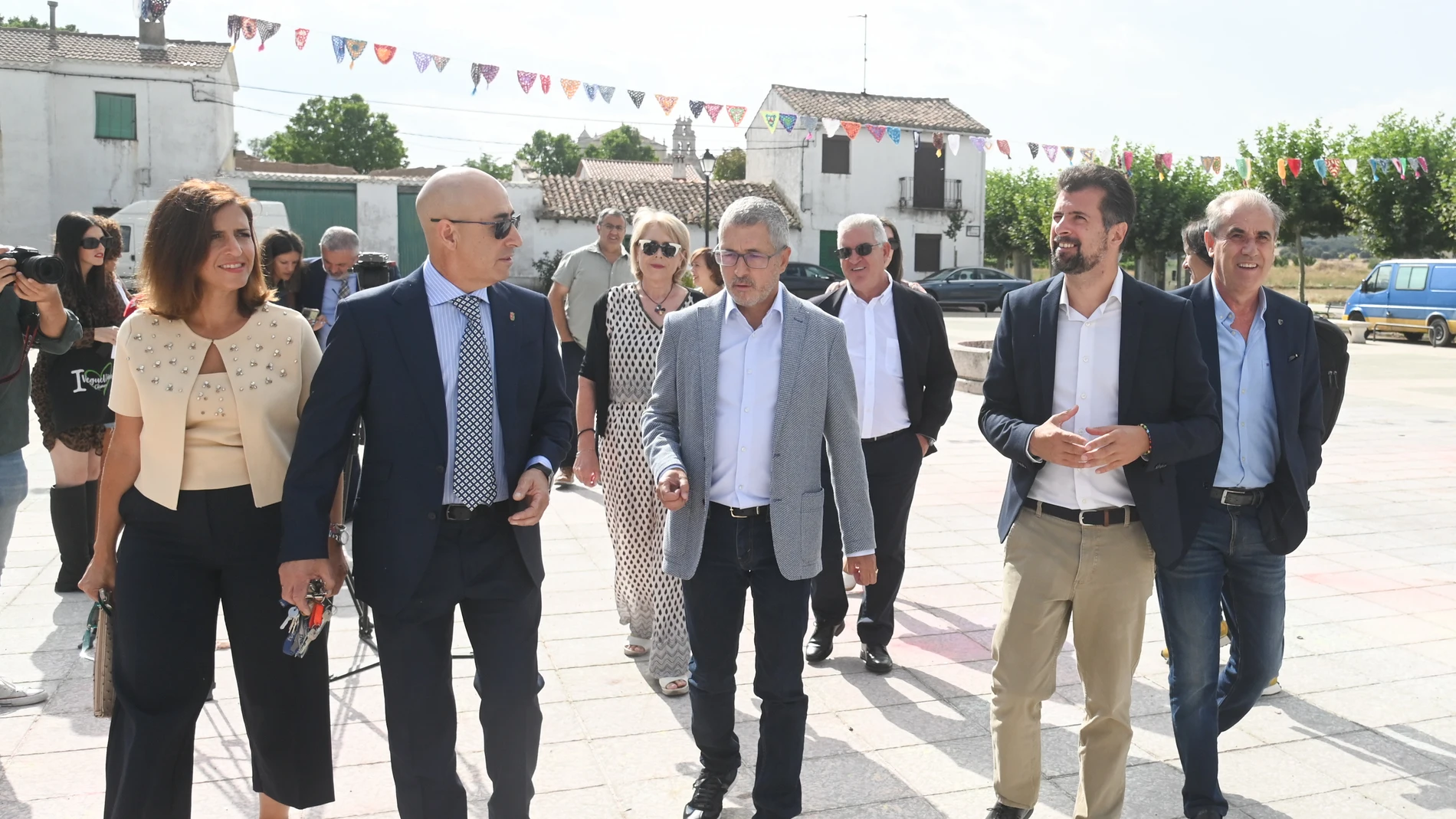 El secretario general del PSOECyL y portavoz en las Cortes, Luis Tudanca, asiste a la celebración del 75 aniversario de la construcción del municipio de La Vid (Burgos) con el secretario de Estado de Medio Ambiente, Hugo Morán