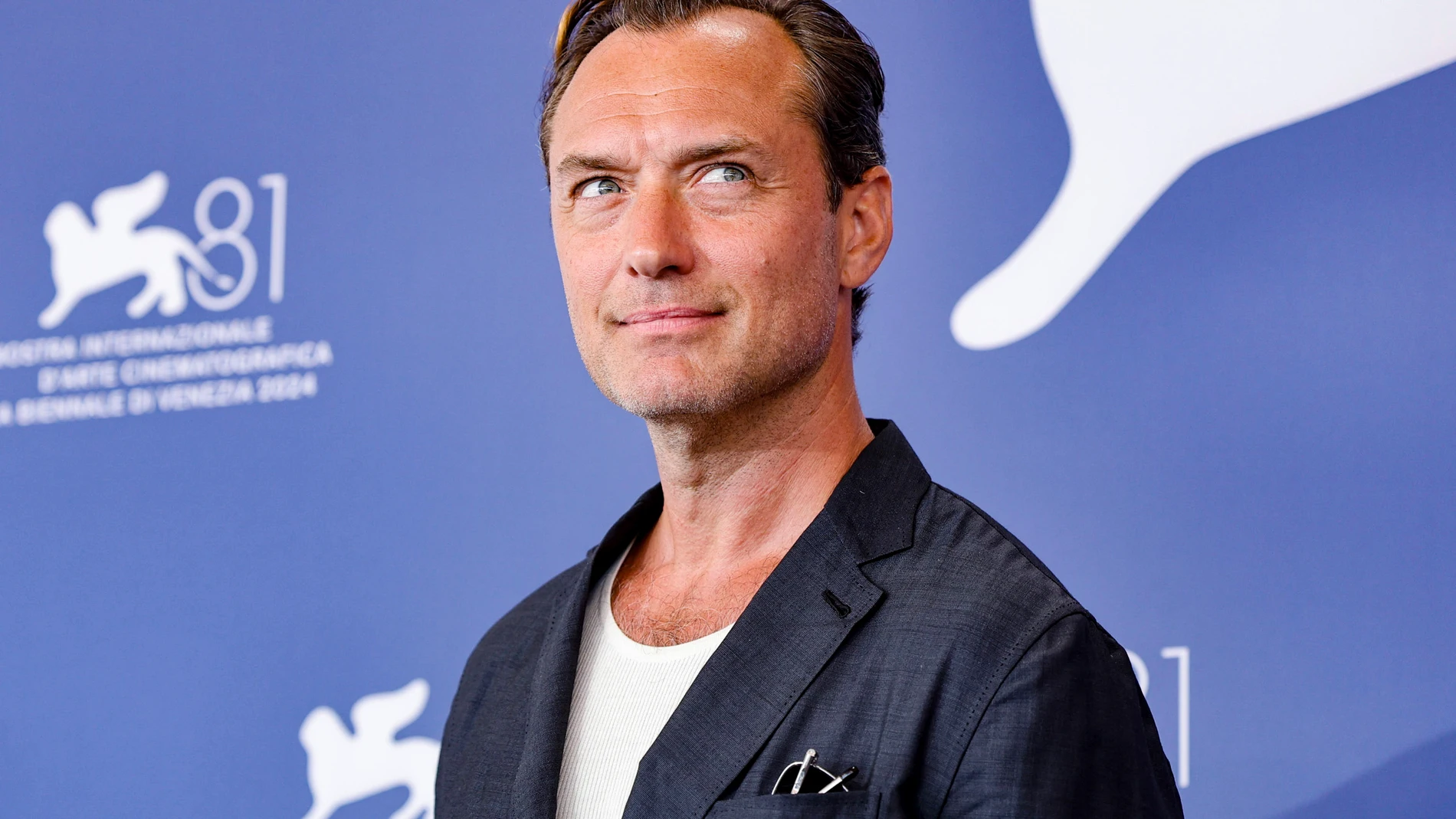 Venice (Italy), 31/08/2024.- British actor Jude Law poses at a photocall for 'The Order' during the Venice Film Festival, in Venice, Italy, 31 August 2024. The movie is presented in the official competition 'Venezia 81' at the 81st annual Venice International Film Festival running from 28 August to 07 September 2024. (Cine, Italia, Niza, Venecia) EFE/EPA/FABIO FRUSTACI
