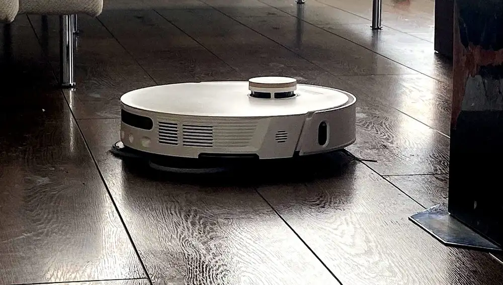 Se puede ver cómo la mopa sobresale un poco del cuerpo del robot