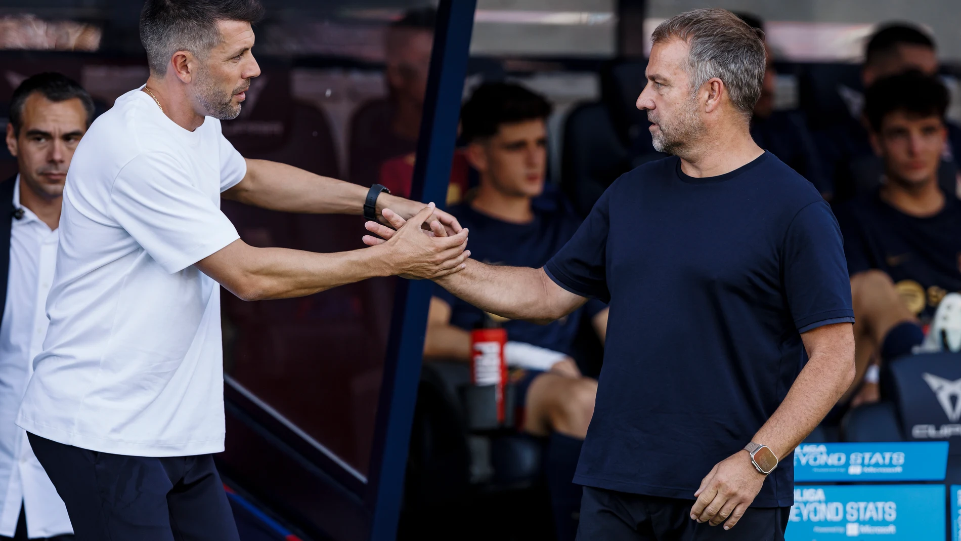 Paulo Pezzolano y Hansi Flick en el Barcelona - Real Valladolid