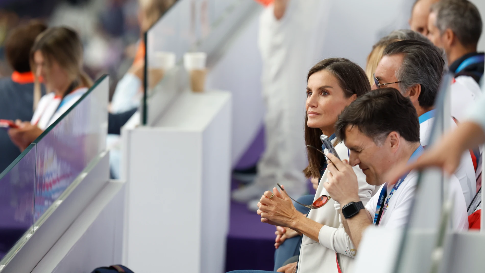 PARÍS, 31/08/2024.- La reina Letizia asiste a las pruebas de atletismo de los Juegos Paralímpicos París 2024, este sábado en la capital francesa. EFE/ Javier Etxezarreta