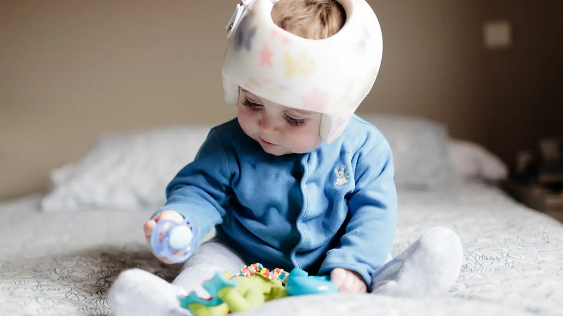 Un bebe con cabeza plana