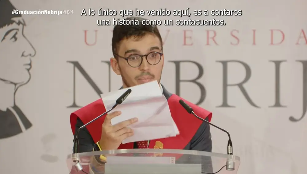 Santi Lara durante su discurso de graduación que se hizo viral en redes