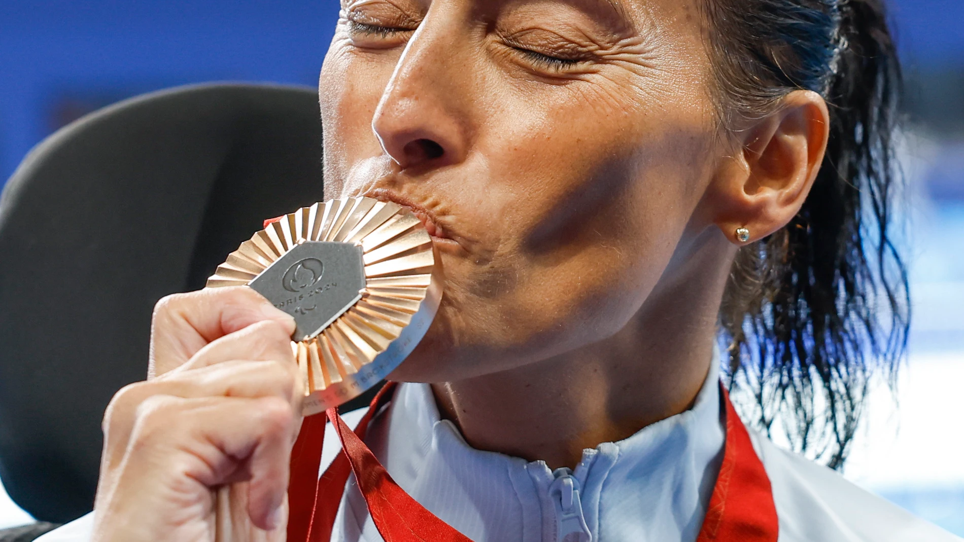 PARÍS, 31/08/2024.- La nadadora Teresa Perales celebra su medalla de bronce en los 50 metros espalda S2 Femenino de los Juegos Paralímpicos París 2024, este sábado en la capital francesa. EFE/ Javier Etxezarreta