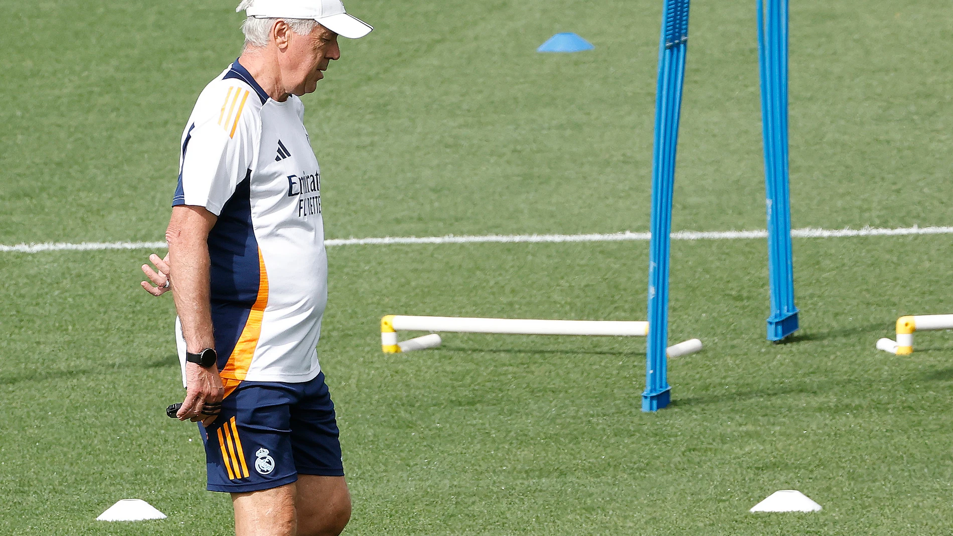 -FOTODELDÍA- MADRID, 31/08/2024.- El entrenador del Real Madrid Carlo Ancelotti durante el entrenamiento realizado este sábado en la Ciudad Deportiva de Valdebebas donde el equipo prepara el partido de Laliga EA Sports que disputa mañana ante el Real Betis en el Bernabéu. EFE/J.P. Gandul