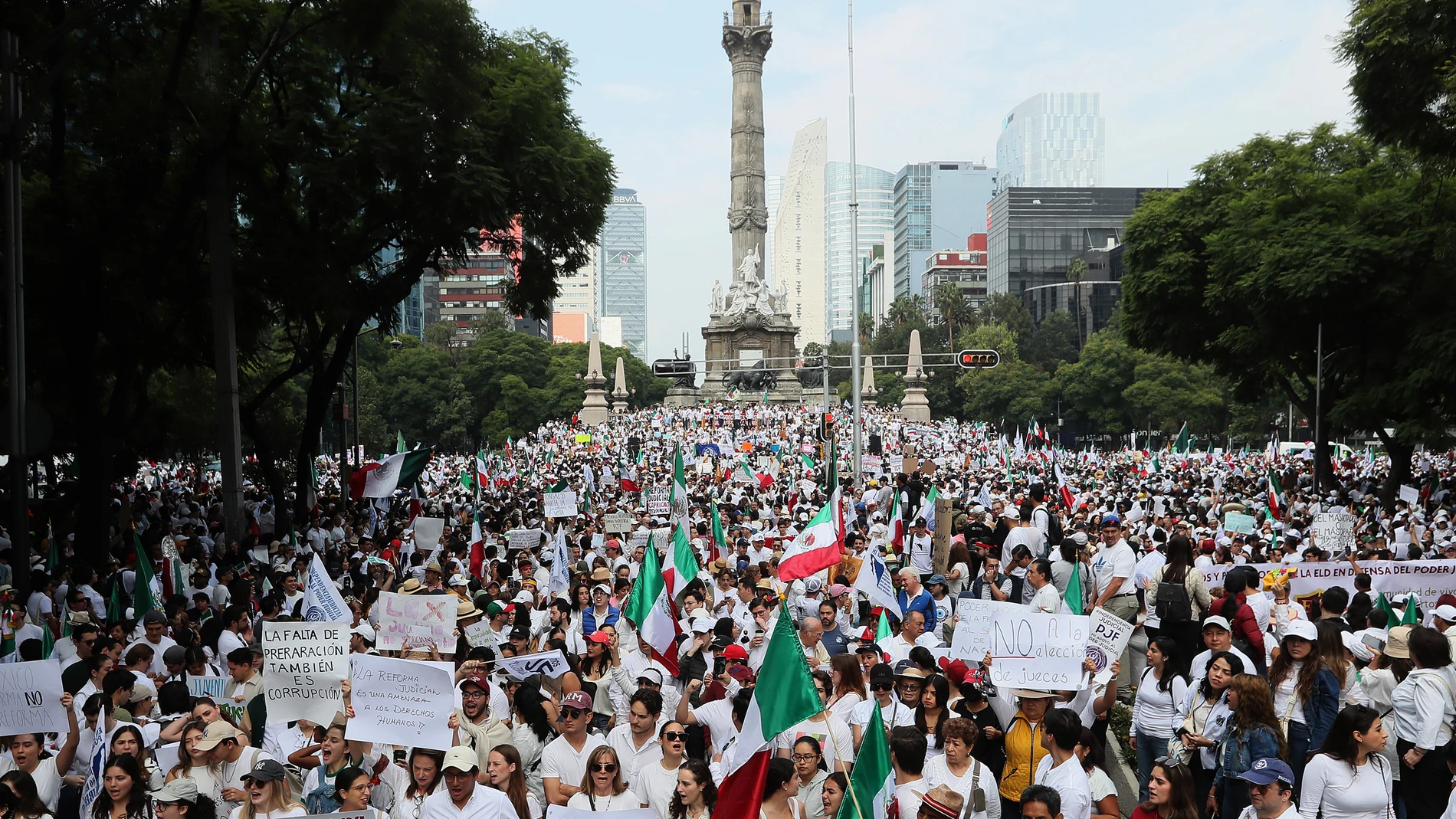 MEX7317. CIUDAD DE MÉXICO (MÉXICO), 01/09/2024.- Estudiantes de Derecho y trabajadores del poder judicial protestan en contra de la reforma impulsada por el oficialismo este domingo, en Ciudad de México (México). Los jóvenes, encabezados por alumnos de la Facultad de Derecho de la Universidad Nacional Autónoma de México (UNAM), marcharon desde el Ángel de la Independencia hasta el Senado momentos antes de que López Obrador rindiera su último Informe de Gobierno oficial y antes de que entrara ...