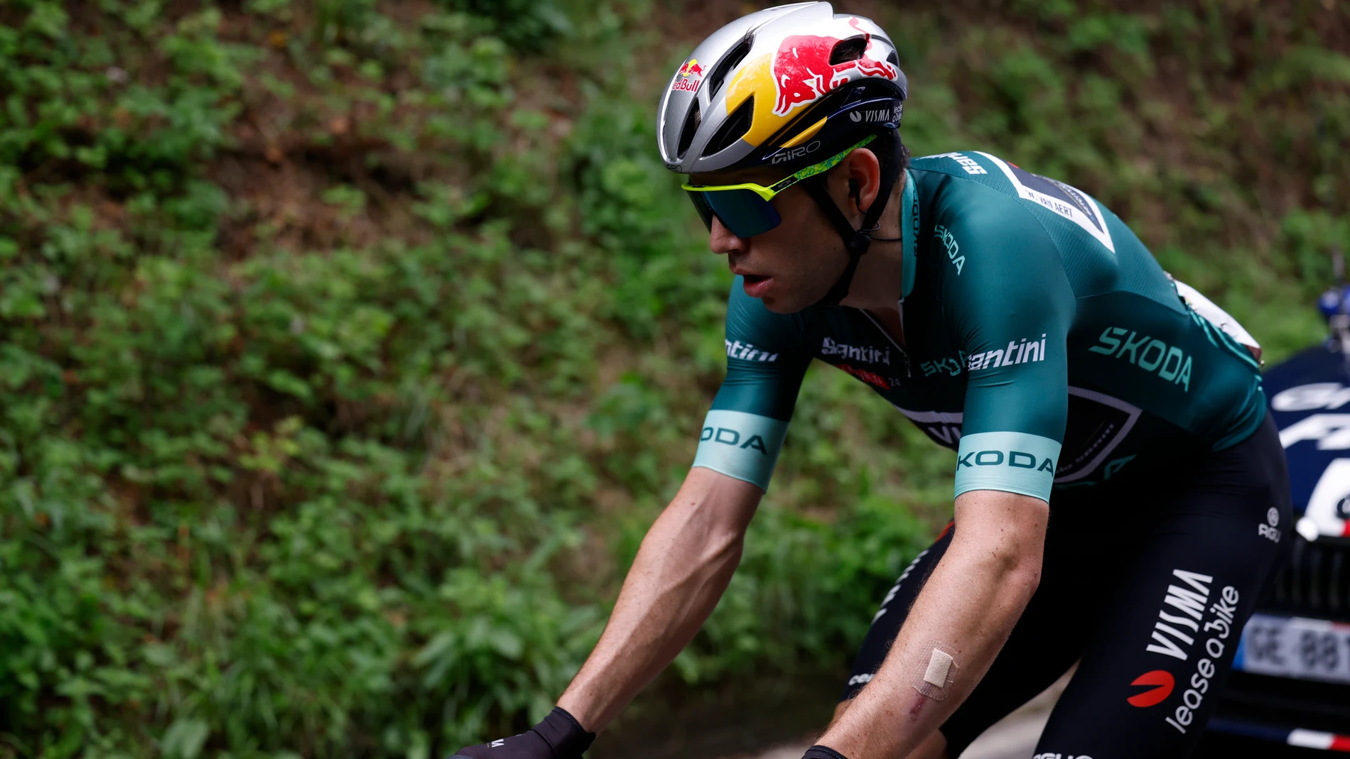 INFIESTO, 01/09/2024.- El maillot verde, Van Aert, del Team Visma, durante la decimoquinta etapa de la Vuelta ciclista a España disputada este domingo entre Infiesto y Cuitu Negru, con 143 kilómetros de recorrido. EFE/Javier Lizón