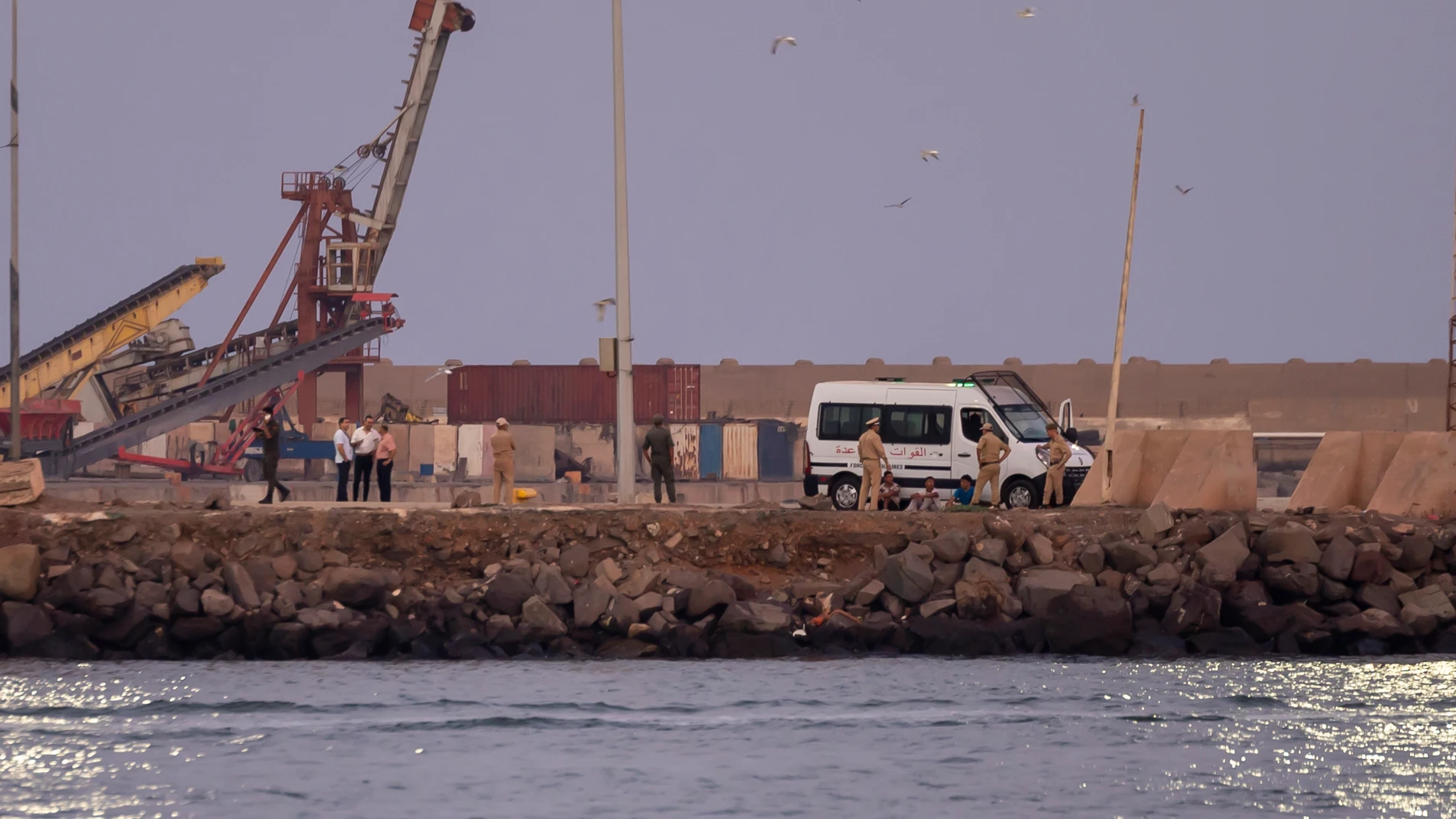MELILLA, 01/09/2024.- Un grupo de migrantes ha intentado acceder este domingo a Melilla nadando desde Marruecos, aunque un importante despliegue de seguridad en el lado español de la frontera ha evitado esta entrada irregular, según han informado a EFE fuentes policiales. Este intento de entrada se ha producido a última hora de la tarde de este domingo en el Dique Sur, la zona de la frontera situada más al sur de Melilla que separa la ciudad autónoma del puerto marroquí de Nador (en la imagen...