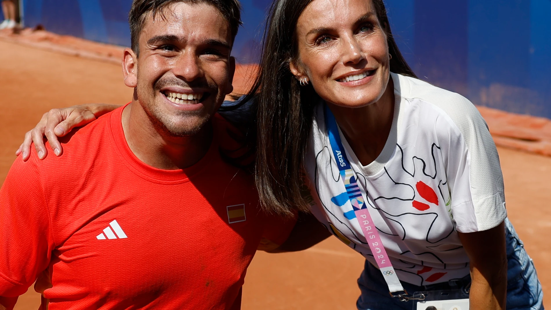 PARÍS, 01/09/2024.- La reina Letizia saluda al español Martin de la Puente tras su partido de segunda ronda individual masculino de los Juegos Paralímpicos París 2024, este domingo en la capital francesa. EFE/ Javier Etxezarreta