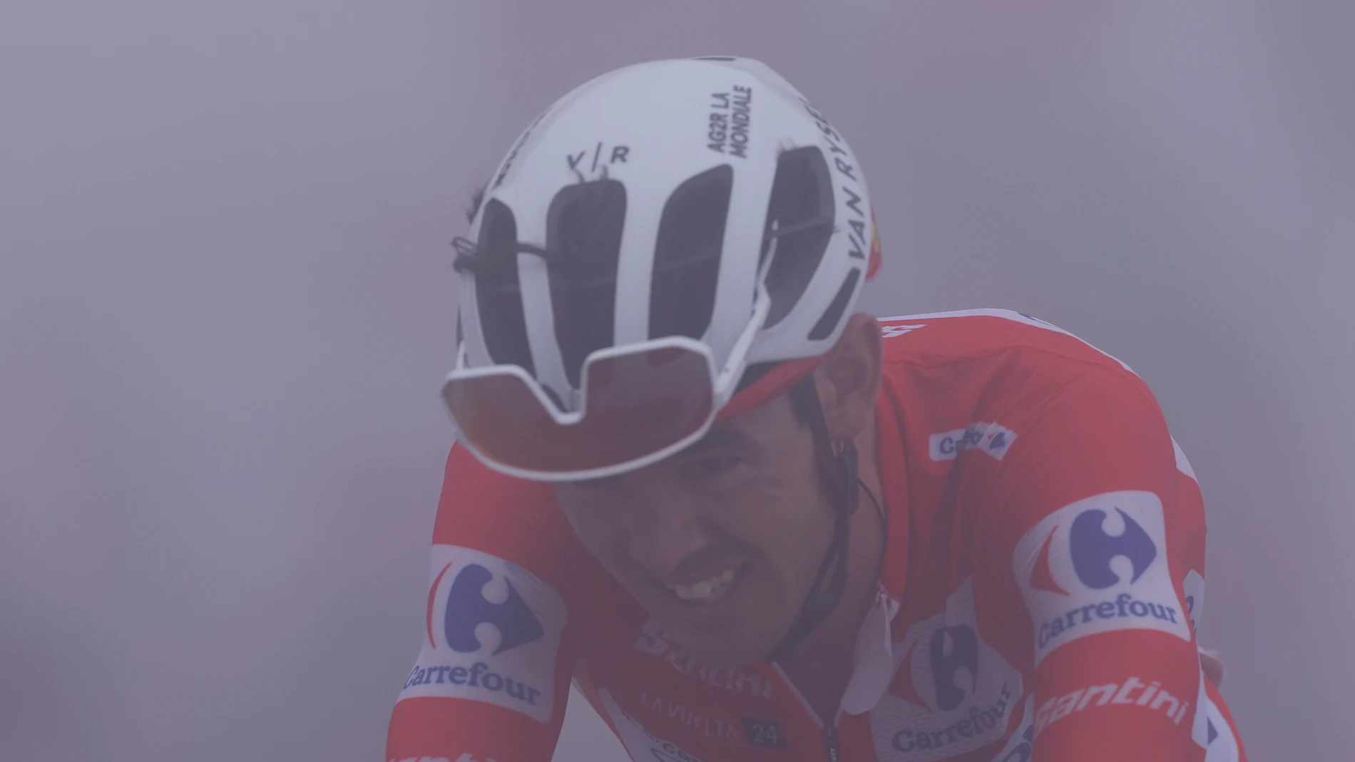 INFIESTO, 01/09/2024.- El ciclista australiano del Decathlon Ag2r Ben O'Connor viste el maillot de líder general al cruzar la meta de la decimoquinta etapa de la Vuelta ciclista a España disputada este domingo entre Infiesto y Cuitu Negru, con 143 kilómetros de recorrido. EFE/Javier Lizón
