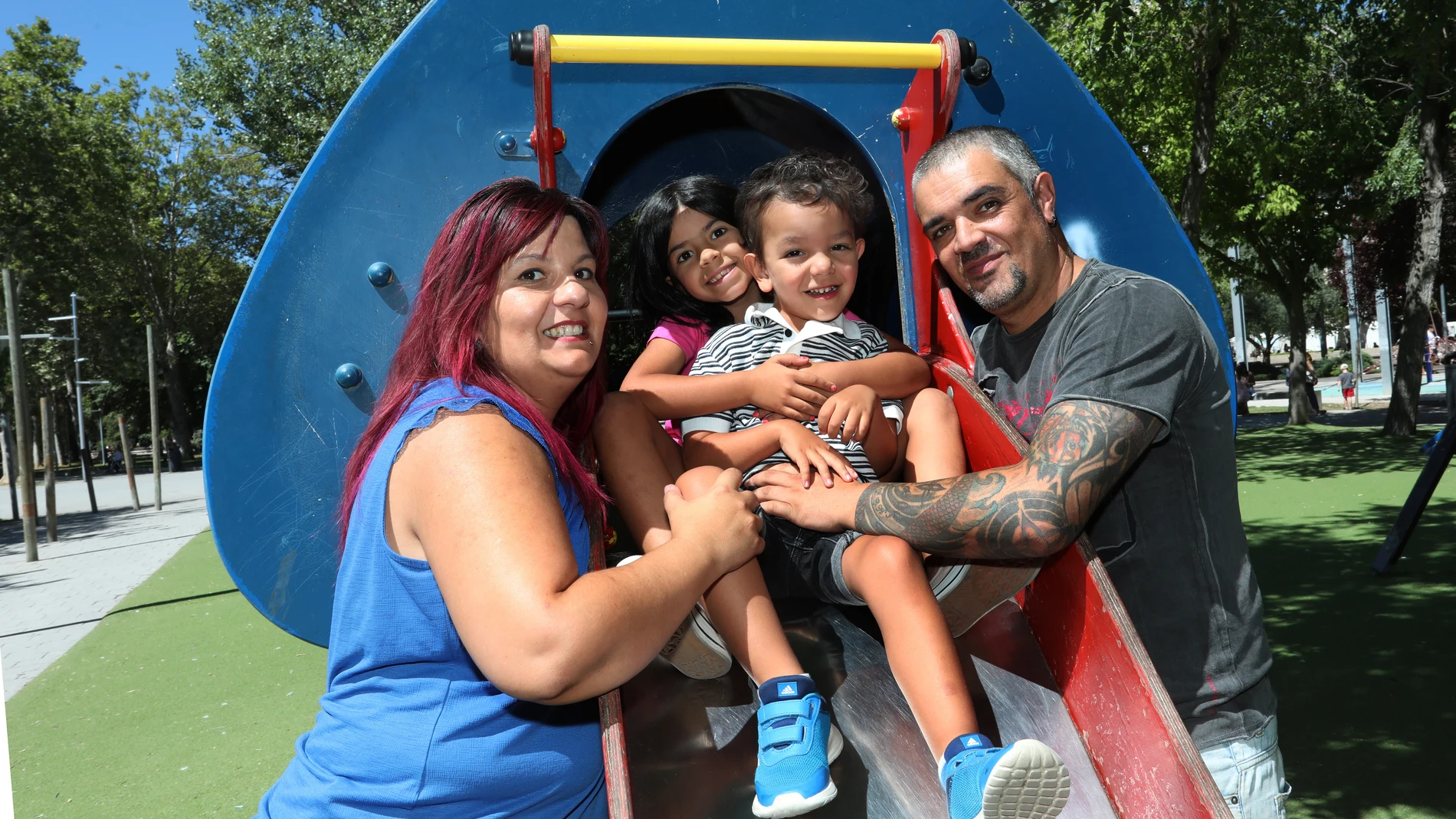 El pequeño Yeray afectado con el síndrome CHD8, una enfermedad muy rara, junto a su hermana Norah y sus padres Noelia García y Jorge Rebolledo