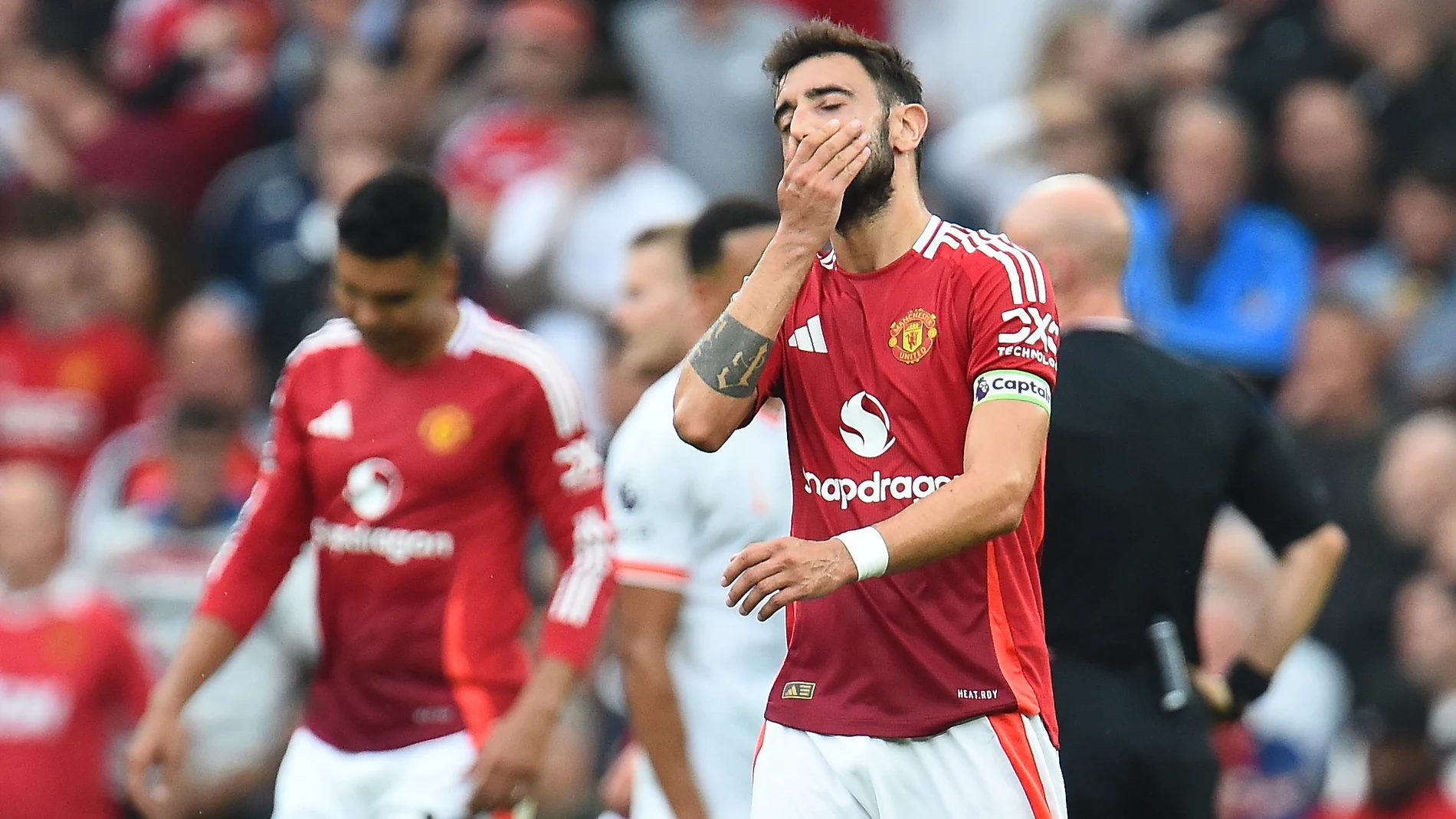 Manchester (United Kingdom), 01/09/2024.- Bruno Fernandes of Manchester United reacts after Liverpool scored their first goal during the English Premier League soccer match of Manchester United against Liverpool FC, in Manchester, Britain, 01 September 2024. (Reino Unido) EFE/EPA/PETER POWELL EDITORIAL USE ONLY. No use with unauthorized audio, video, data, fixture lists, club/league logos, 'live' services or NFTs. Online in-match use limited to 120 images, no video emulation. No use in bettin...