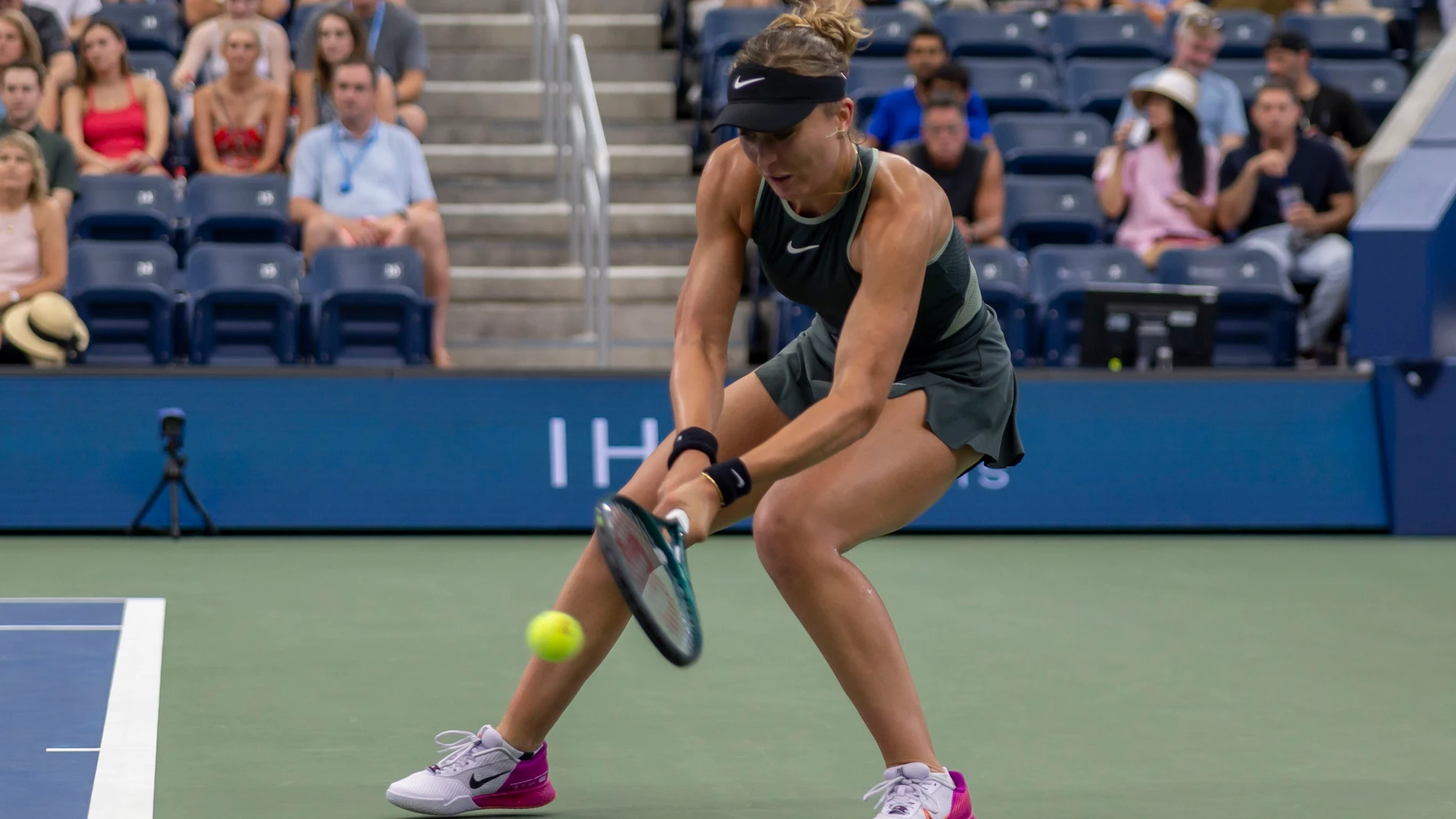 Flushing Meadows (United States), 01/09/2024.- Paula Badosa of Spain in action during her fourth round match against Yafan Wang of China at the US Open Tennis Championships in Flushing Meadows, New York, USA, 01 September 2024. (Tenis, España, Nueva York) EFE/EPA/SARAH YENESEL
