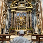 El papa reza en la basílica de Santa María la Mayor un día antes de su viaje apostólico