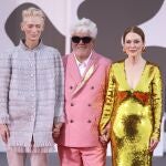 Tilda Swinton, Pedro Almodóvar y Julianne Moore en la alfombra roja de Venecia