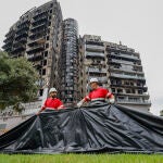 Transcurridos 193 días desde el incendio del edificio del barrio valenciano de Campanar que dejó diez víctimas mortales, se ponen en marcha las labores de desescombro, en las que durante cuatro meses se retirarán pavimentos, alicatados, cubiertas, enseres y restos de la fachada ventilada, con un coste de 1,5 millones de euros