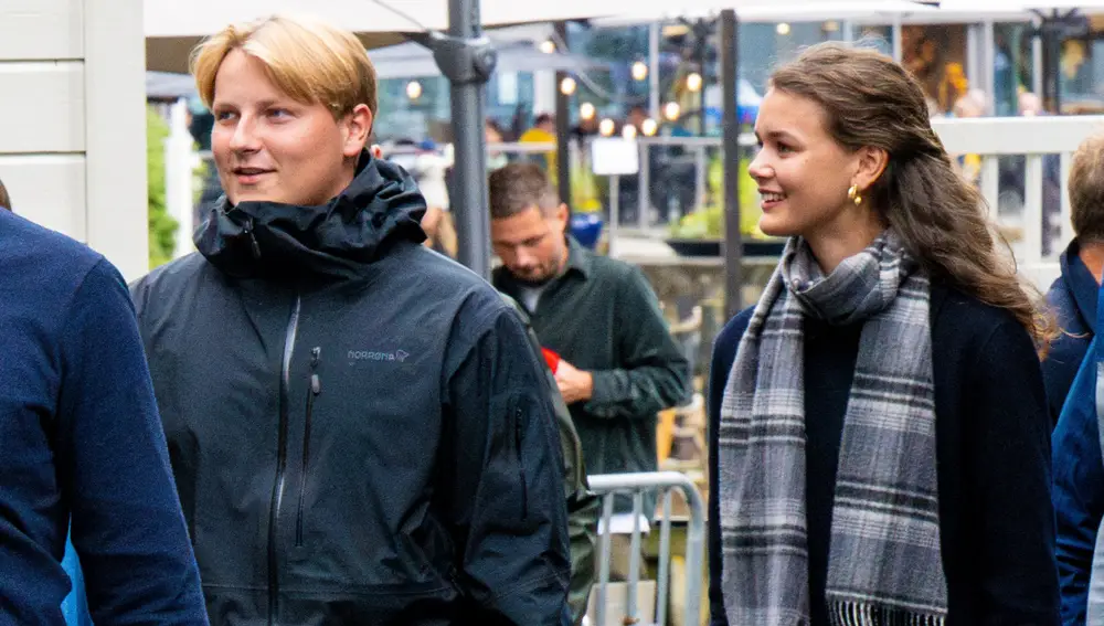 El príncipe Sverre Magnus y Amalie Giæver Macleod