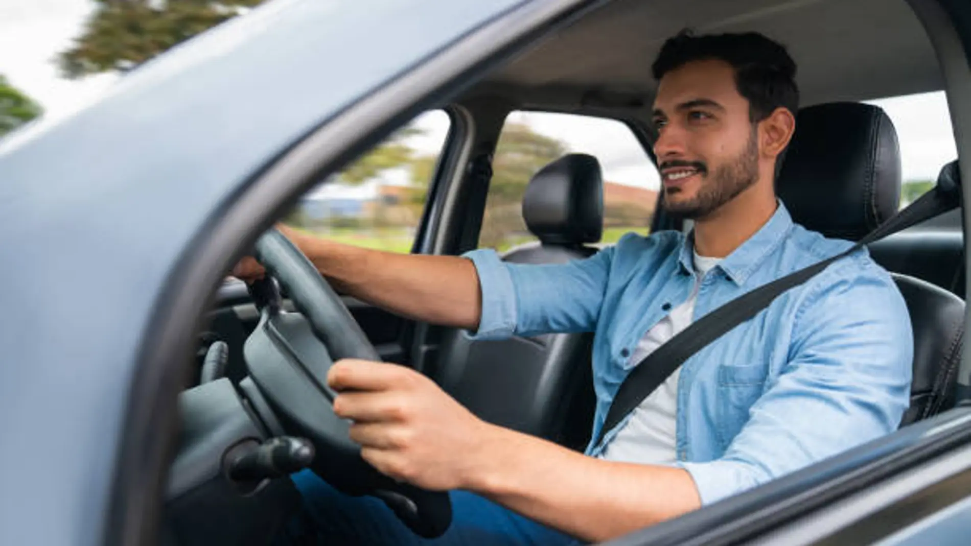 Un hombre conduciendo