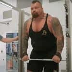 Eddie Hall mientras Jonathan Folland mide su fuerza