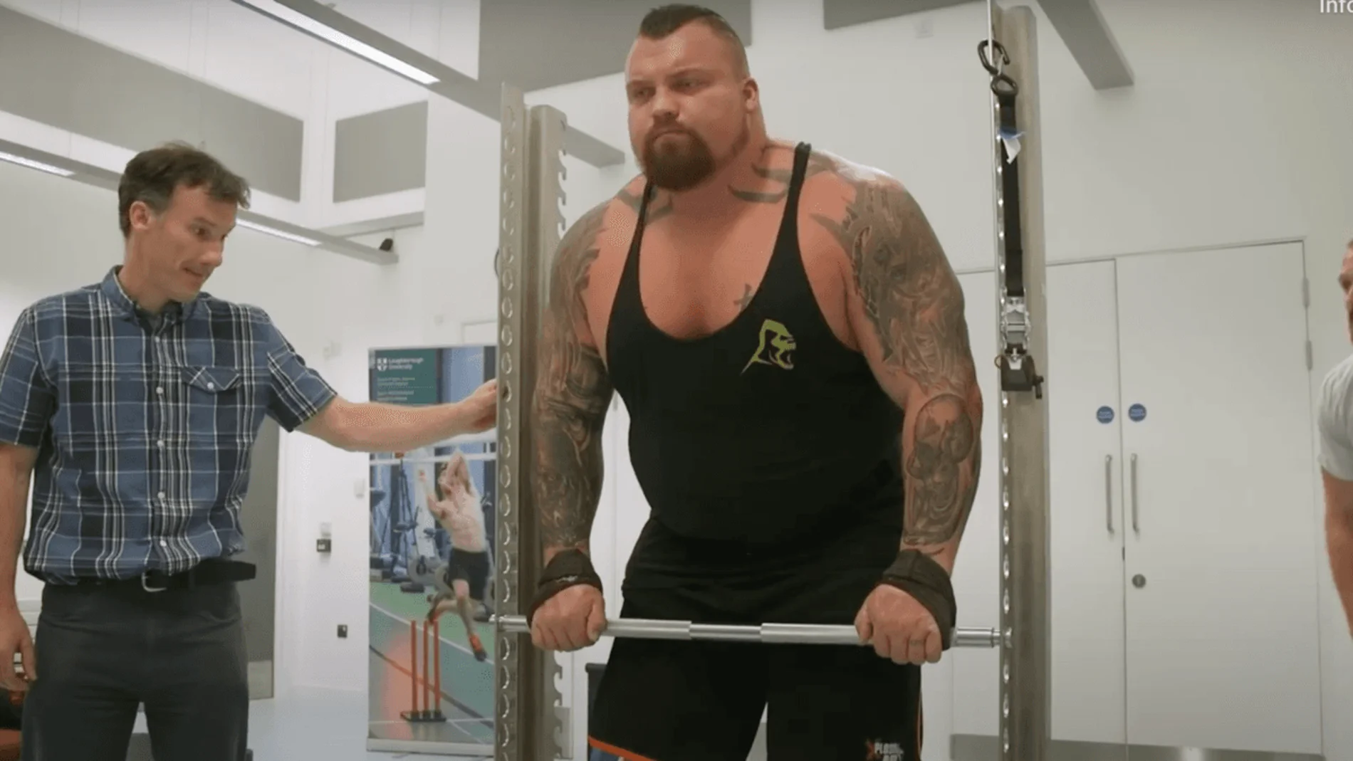 Eddie Hall mientras Jonathan Folland mide su fuerza