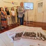 El diputado de Cultura, Juventud y Deportes, José María Bravo, presenta el programa cultural 'Aulas para Convivir Danzando'