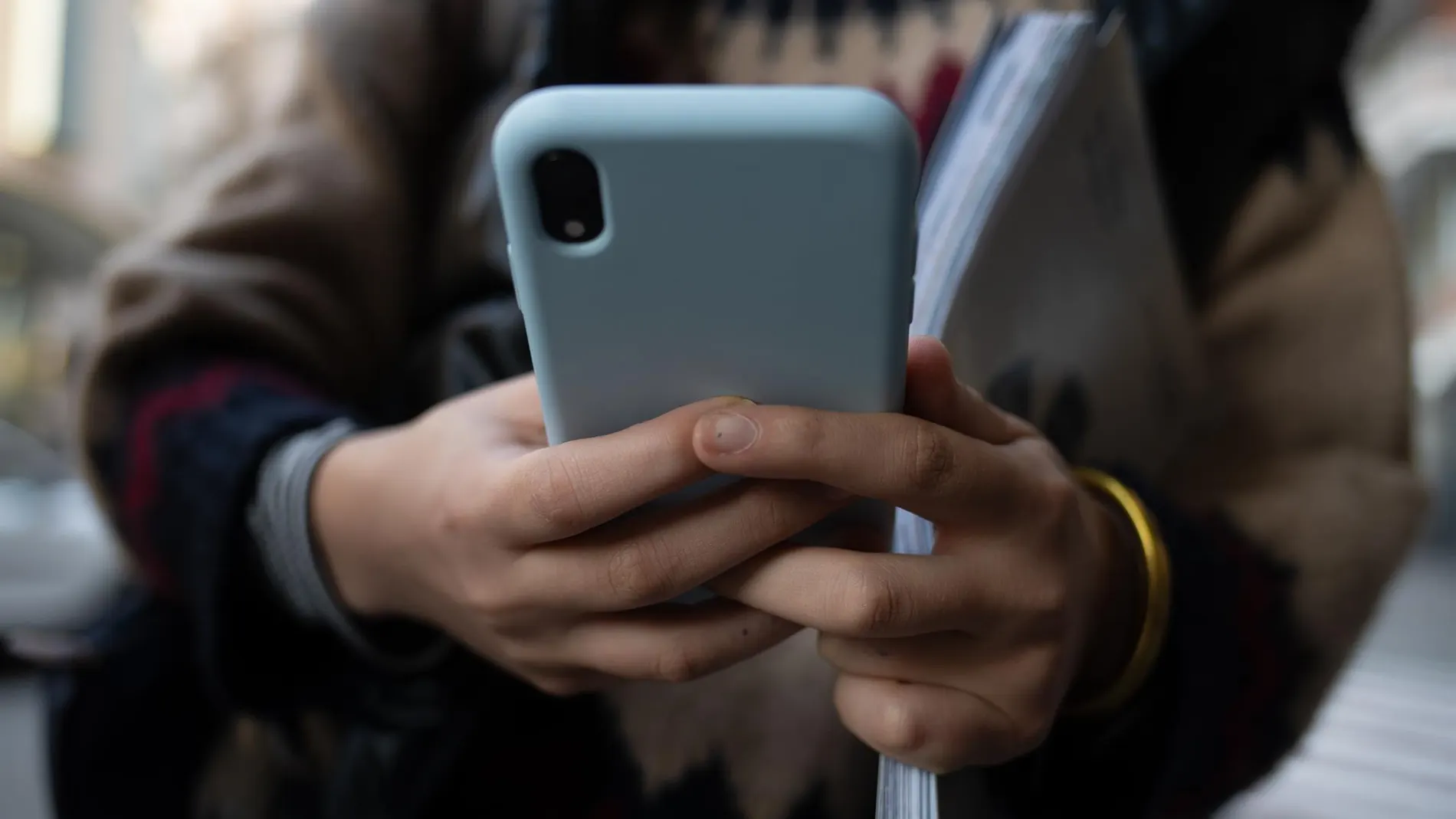 Los profesores podrán retirar el teléfono móvil a los alumnos en Baleares, que tendrán que entregarlo apagado