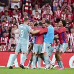 Los jugadores del Atlético celebran el gol de Correa en San Mamés