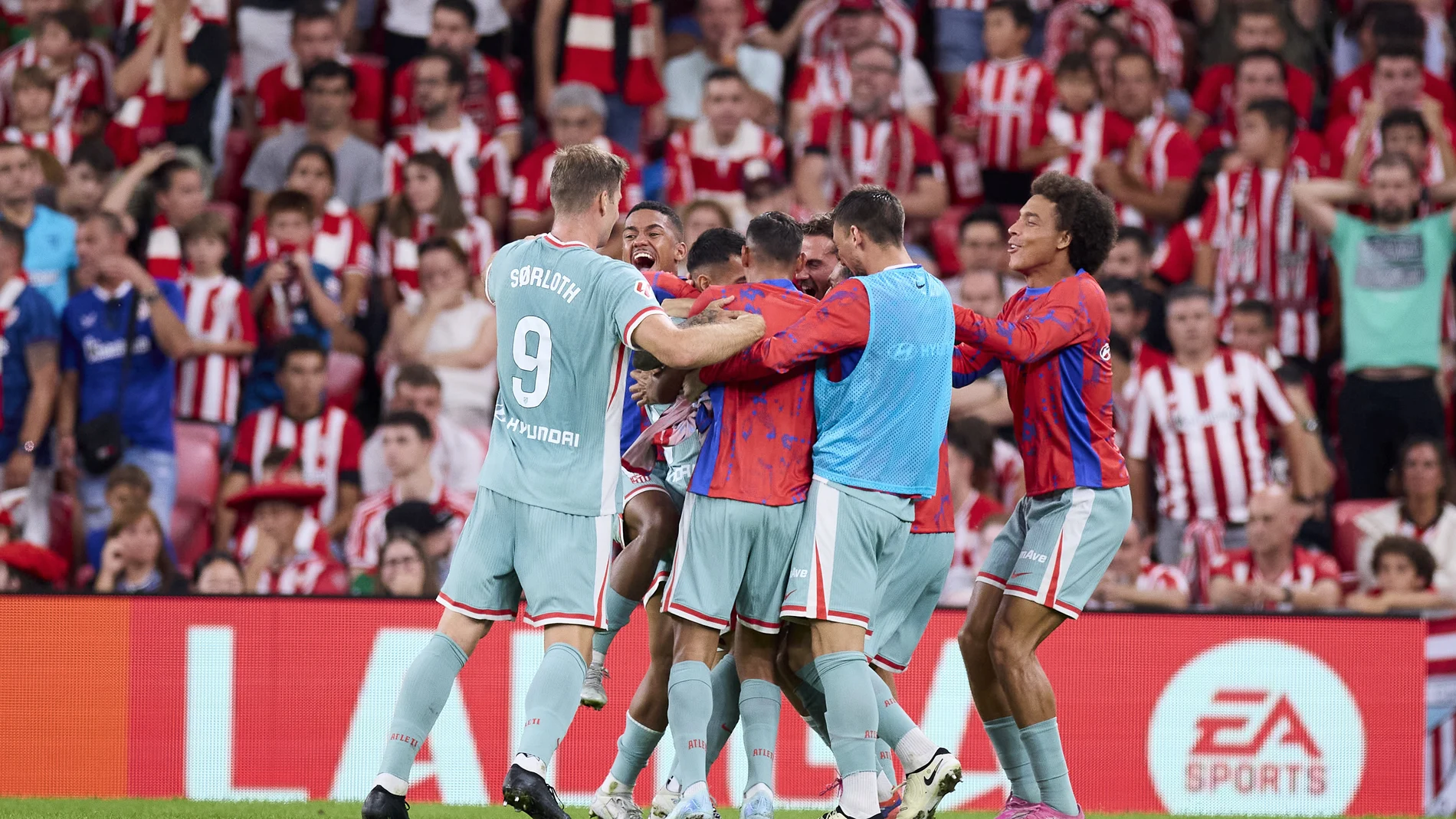 Los jugadores del Atlético celebran el gol de Correa en San Mamés