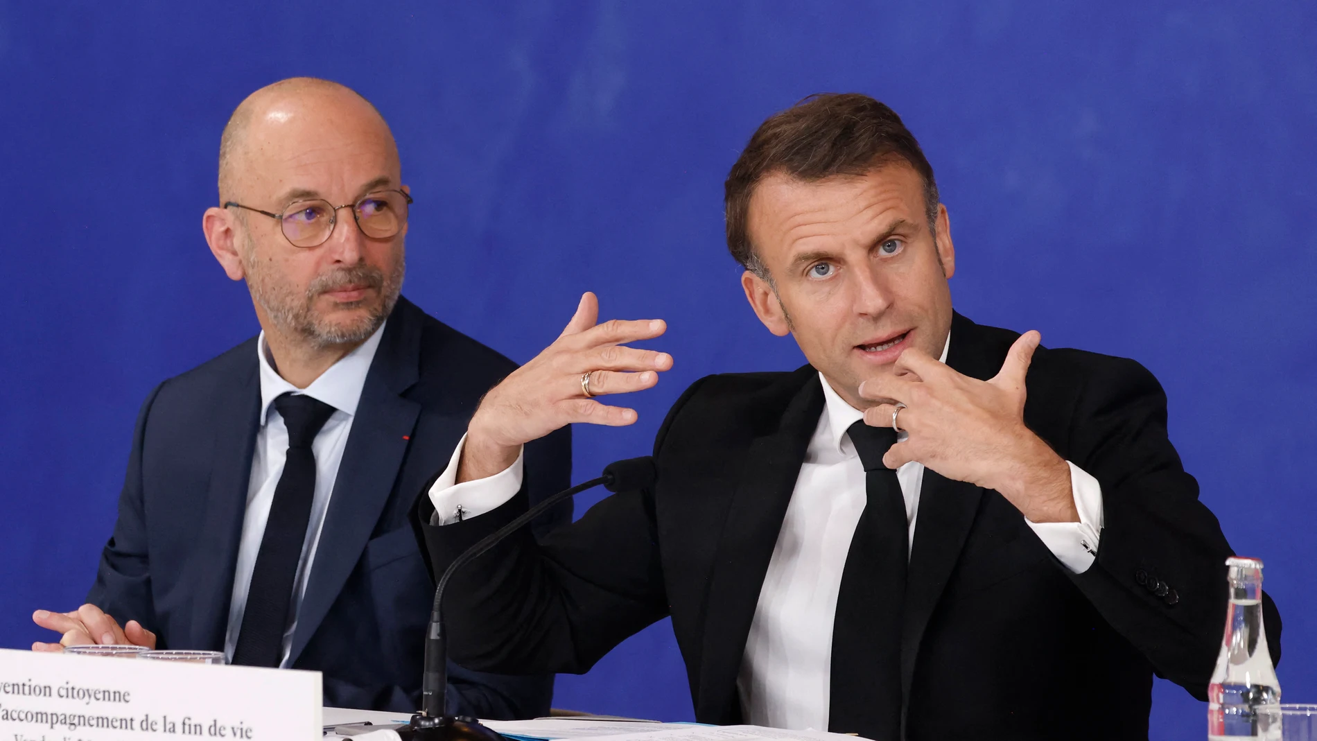 El presidente de Francia, Emmanuel Macron, junto al presidente del CESE, Thierry Beaudet, pronuncia un discurso en el seminario final de la Convención sobre el final de la vida en el Consejo Económico, Social y Medioambiental (CESE), en París, el 26 de abril de 2024