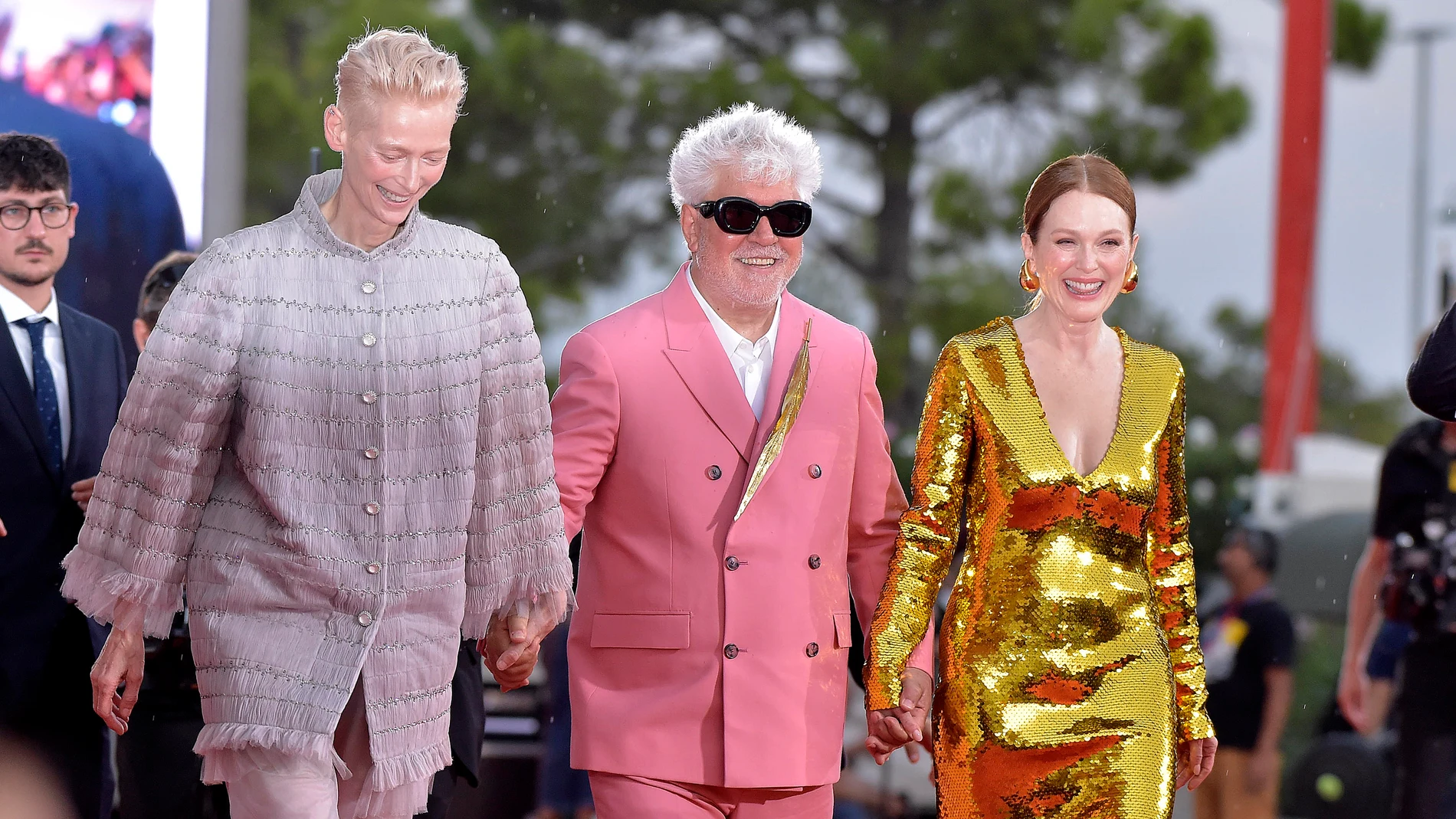 El director de cine Pedro Almodóvar y las actrices, Tilda Swinton (i) y Juliane Moore (d), posan durante de la película ‘The Room Next Door’ en el Festival Internacional de Cine de Venecia, a 2 de septiembre de 2024, en Venecia (Italia). El director manchego, Pedro Almodóvar, competirá por el León de Oro en la que es su primera película en lengua inglesa después de haber realizado un cortometraje el año pasado en inglés.02 SEPTIEMBRE 2024Rocco Spaziani / Europa Press02/09/2024