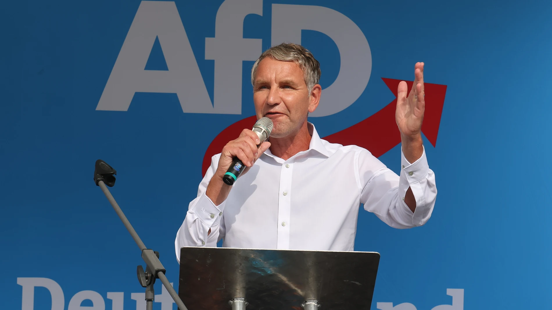 25 July 2024, Thuringia, Erfurt: Chairman of the Alternative for Germany (AfD) in Thuringia Bjoern Hoecke speaks at the AfD Thuringia summer party. Photo: Bodo Schackow/dpa (Foto de ARCHIVO) 25/07/2024 ONLY FOR USE IN SPAIN