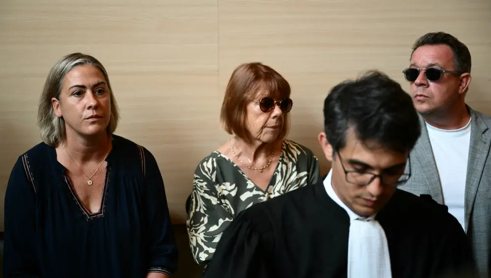 Gisèle Pélicot (centro),en la apertura del juicio, en Aviñón, junto a su hija Caroline Darian (segunda desde la izquierda) y su hijo