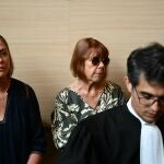 Gisèle Pélicot (centro),en la apertura del juicio, en Aviñón, junto a su hija Caroline Darian (segunda desde la izquierda) y su hijo