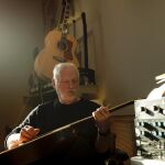 David Gilmour en su estudio, donde compone