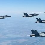 Los F-18 del destacamento Paznic, en pleno vuelo
