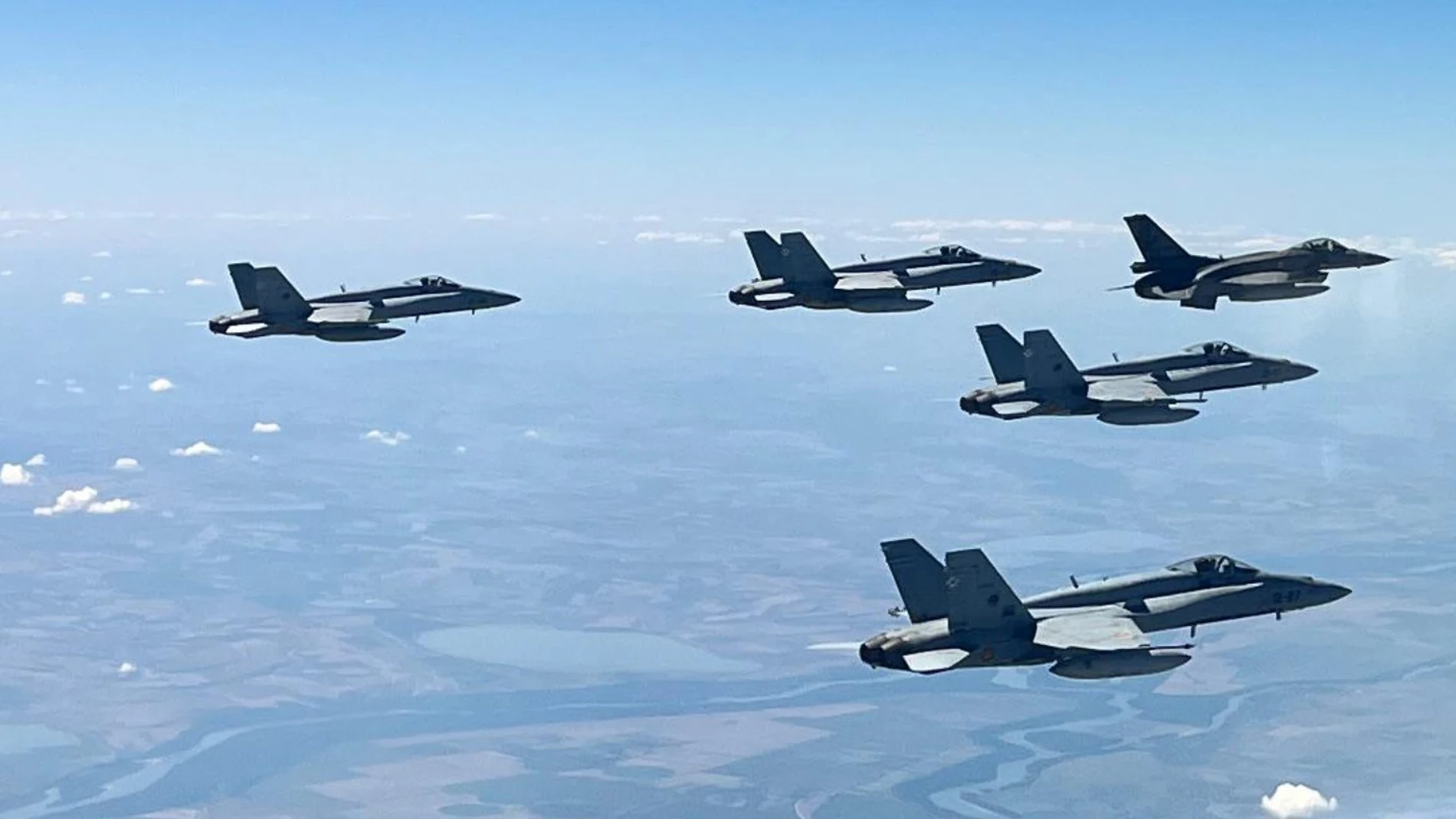 Los F-18 del destacamento Paznic, en pleno vuelo